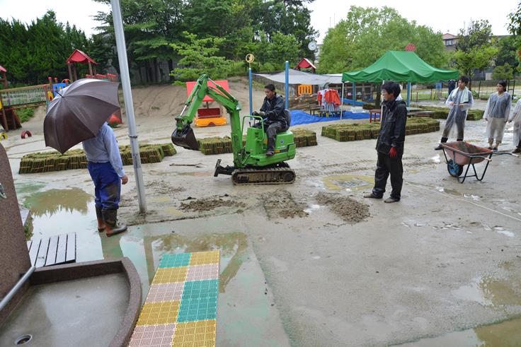 明日は幼稚園に芝生を貼ります！:画像２
