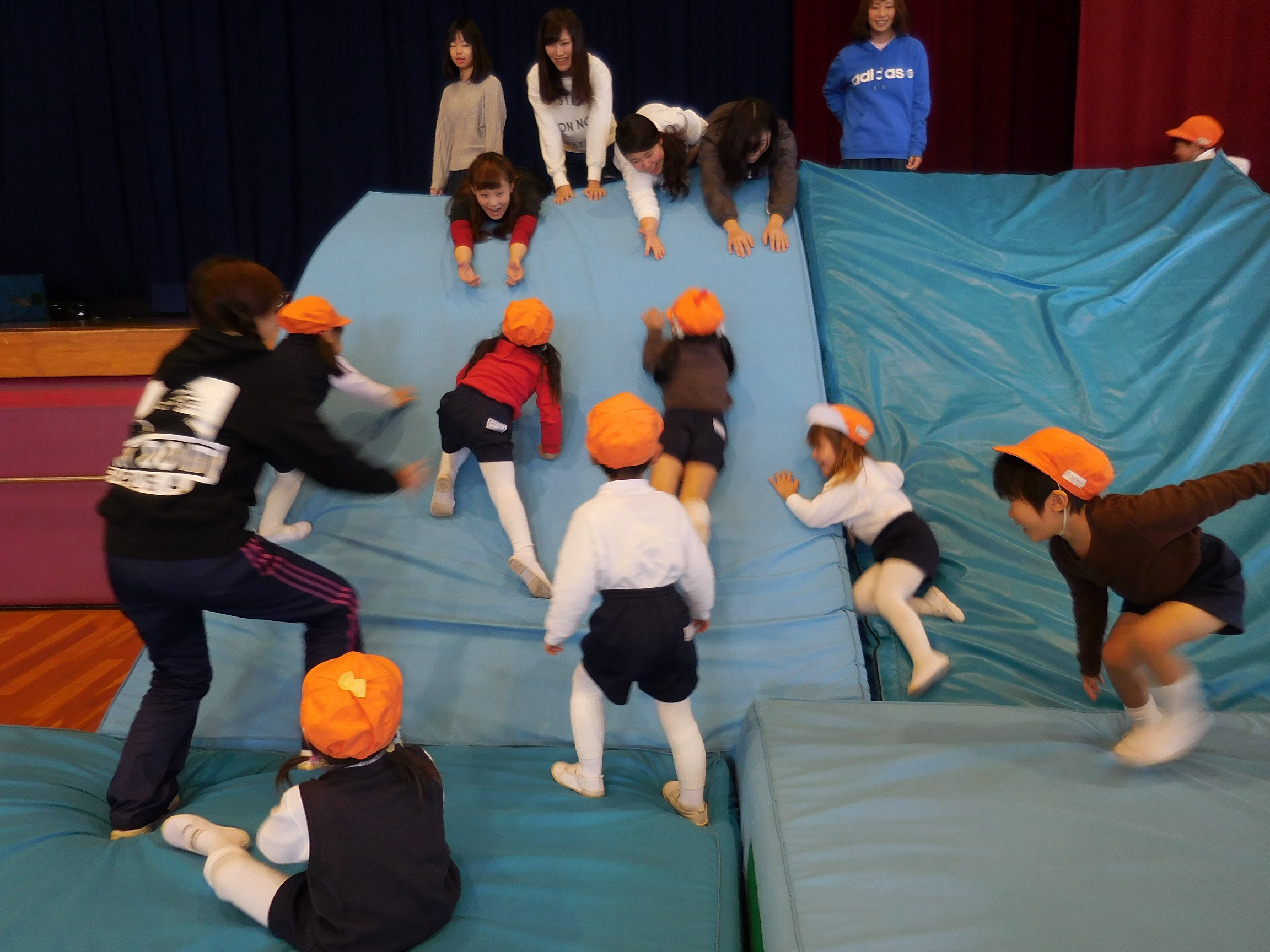 ちゅうりっぷ組・あやめ組の運動遊びが行われました☆