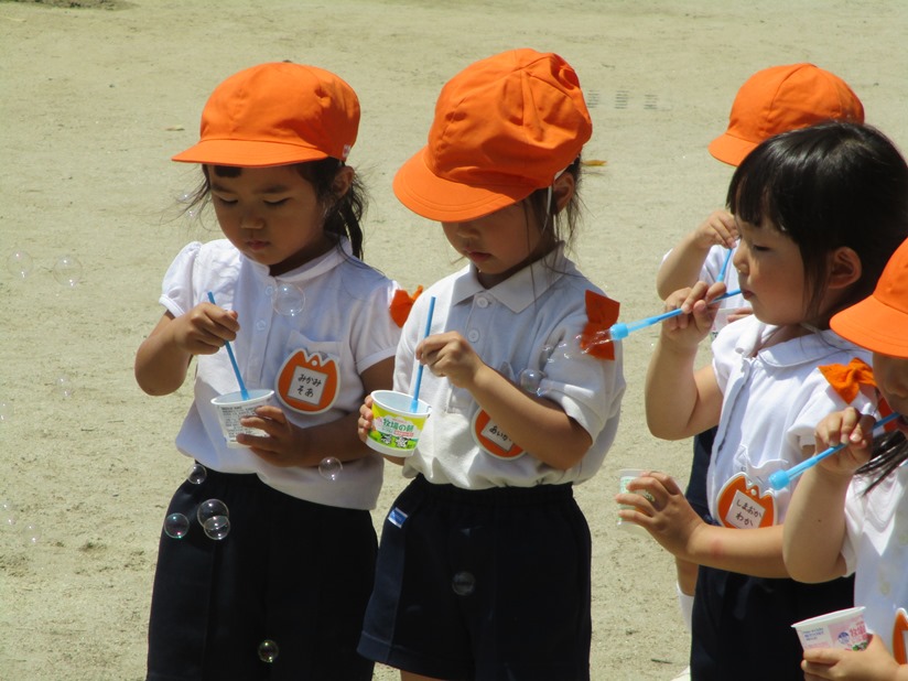 しゃぼん玉遊びをしています♡年少♡
