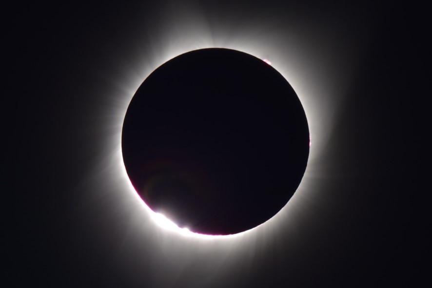 8/26土、中日新聞朝刊で「皆既日食くっきり撮影」と紹介