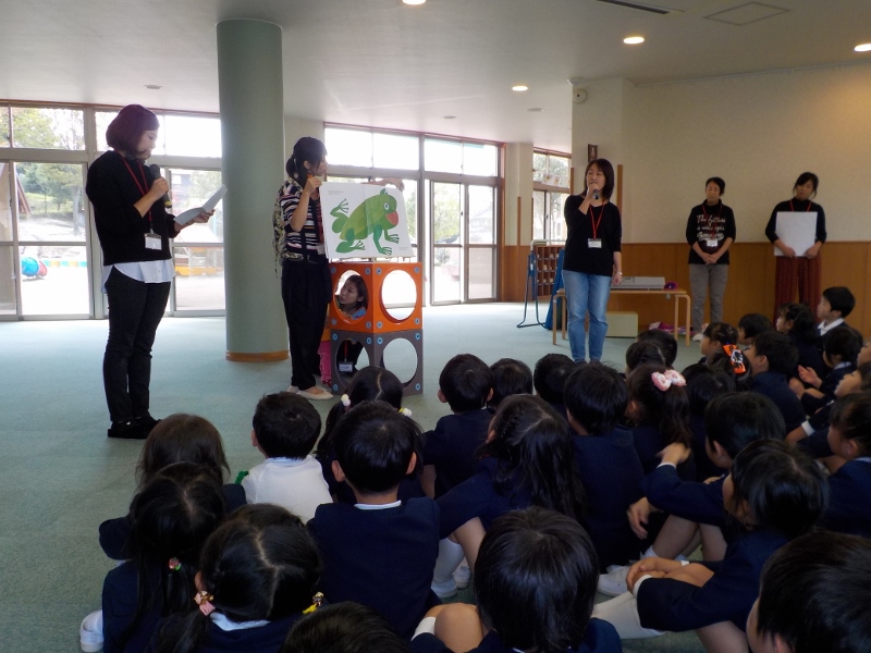 お話ポケット～年長組・英語で読み聞かせをしてもらいました～