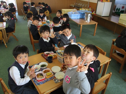 さくら組♡つばき組 交流給食したよ!:画像3