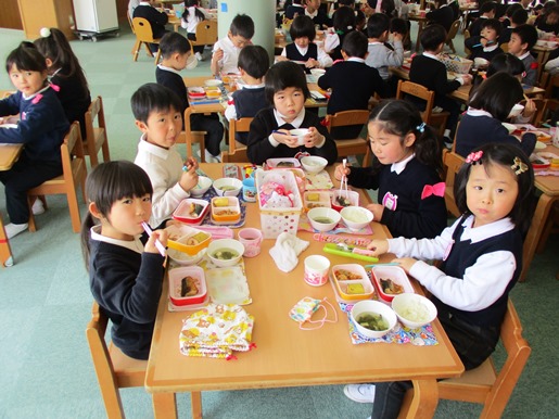 さくら組♡つばき組　交流給食したよ！