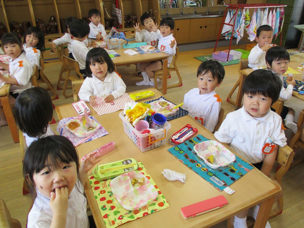 たのしくおいしく♡給食を食べていますよ～