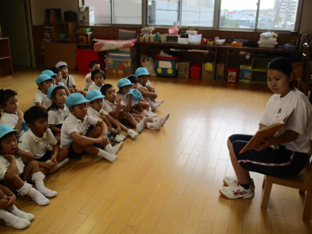高校生が子ども達に絵本を読んでくれたりピアノを弾いてくれたりしました:画像２