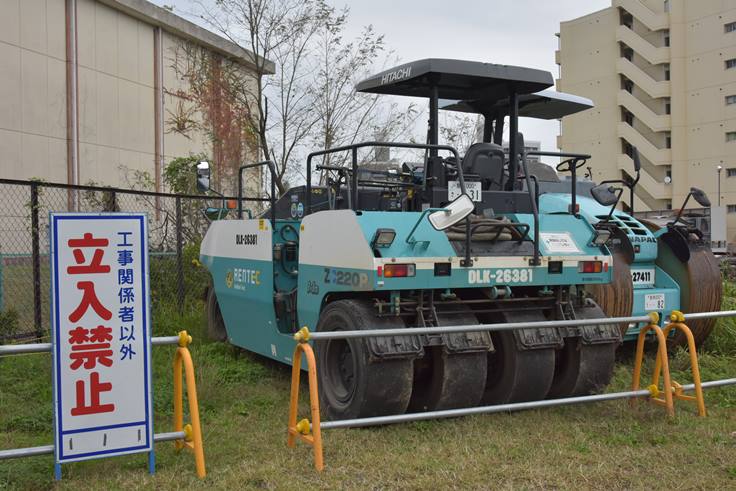 道路舗装工事車両に注意