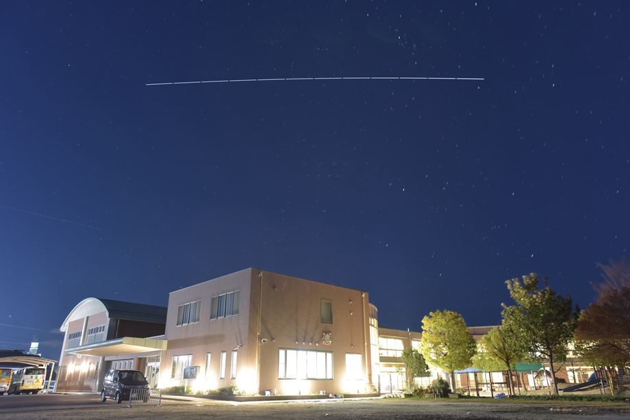 年長さんの写真が乗ったISSが、第一早蕨の上空に