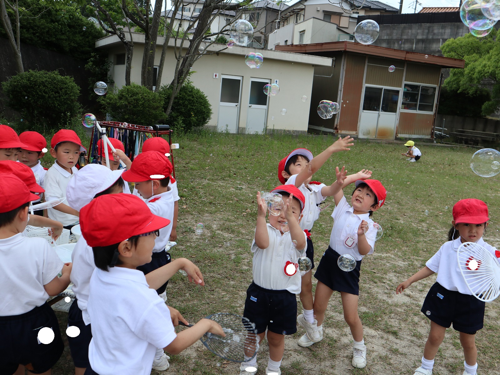 しゃぼん玉で遊んだよ♪（つばき組、ひまわり組）
