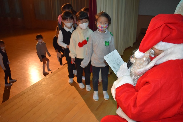 クリスマス会でサンタさんからプレゼントをもらったよ:画像６