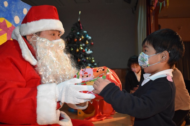クリスマス会でサンタさんからプレゼントをもらったよ:画像３