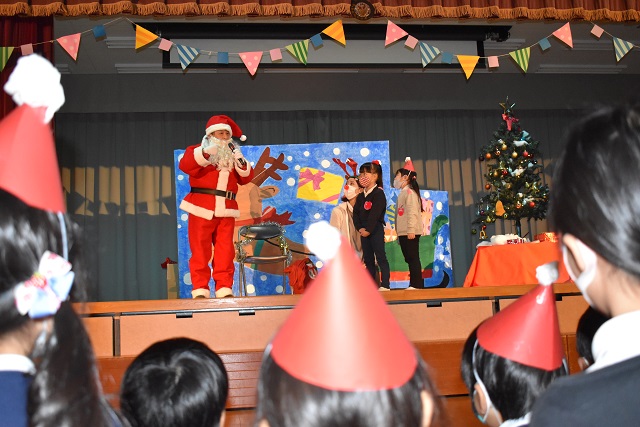 クリスマス会でサンタさんからプレゼントをもらったよ:画像５