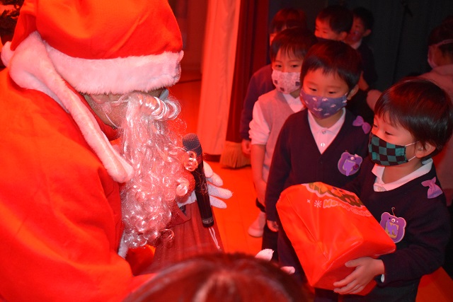 クリスマス会でサンタさんからプレゼントをもらったよ:画像４
