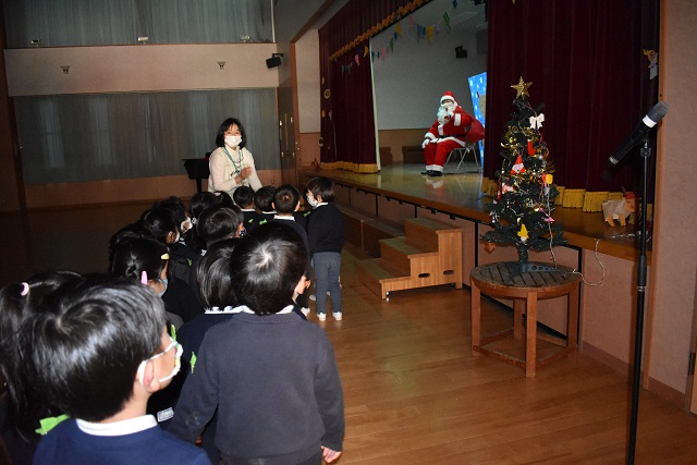 クリスマス会でサンタさんからプレゼントをもらったよ