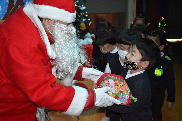 クリスマス会でサンタさんからプレゼントをもらったよ:画像２