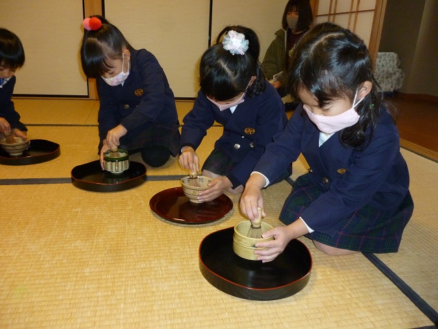茶道でお茶をたてました（すずらん組）