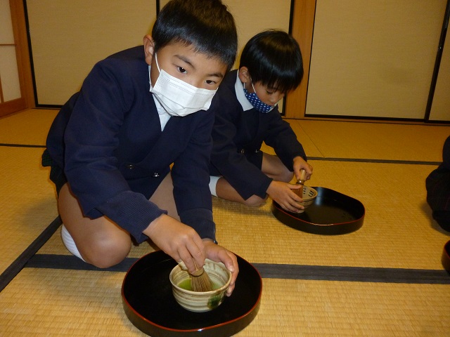 茶道でお茶をたてました（すずらん組）:画像４