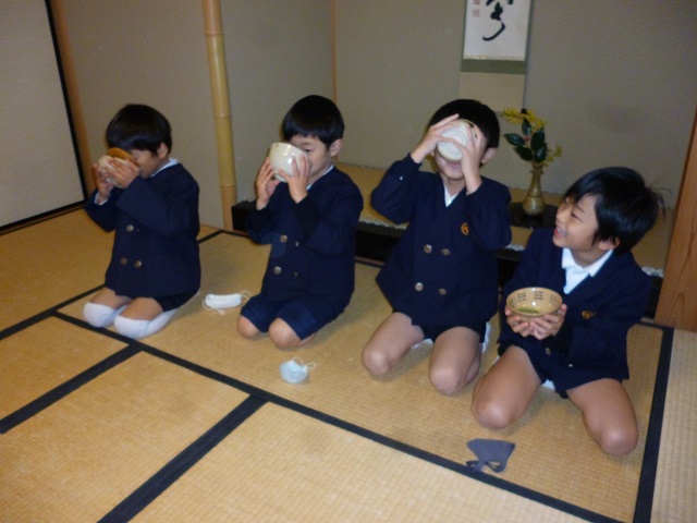 茶道でお茶をたてました（すずらん組）:画像６