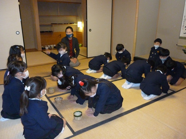 茶道でお茶をたてました（すずらん組）:画像５