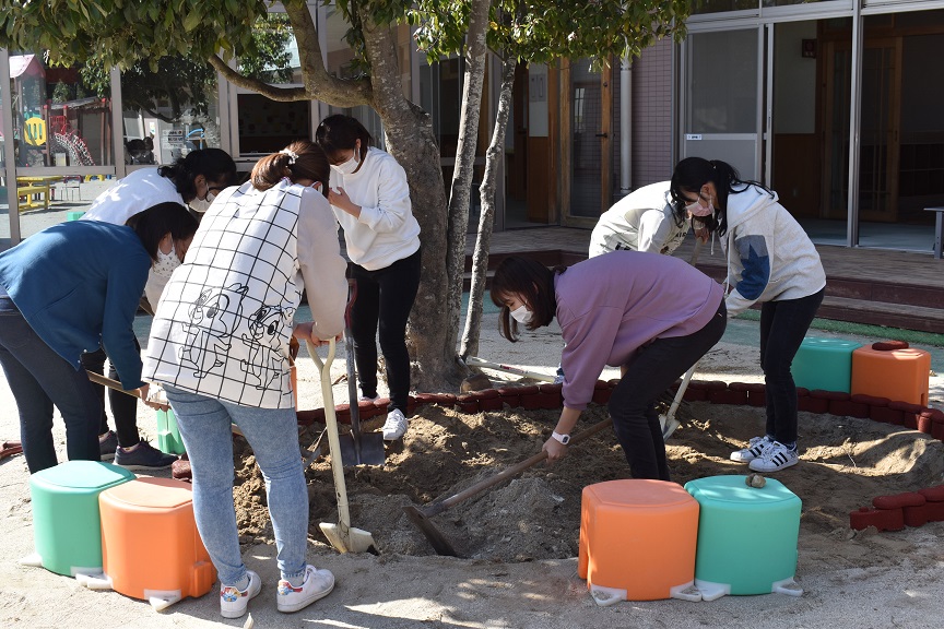 新しい砂場を作っています！
