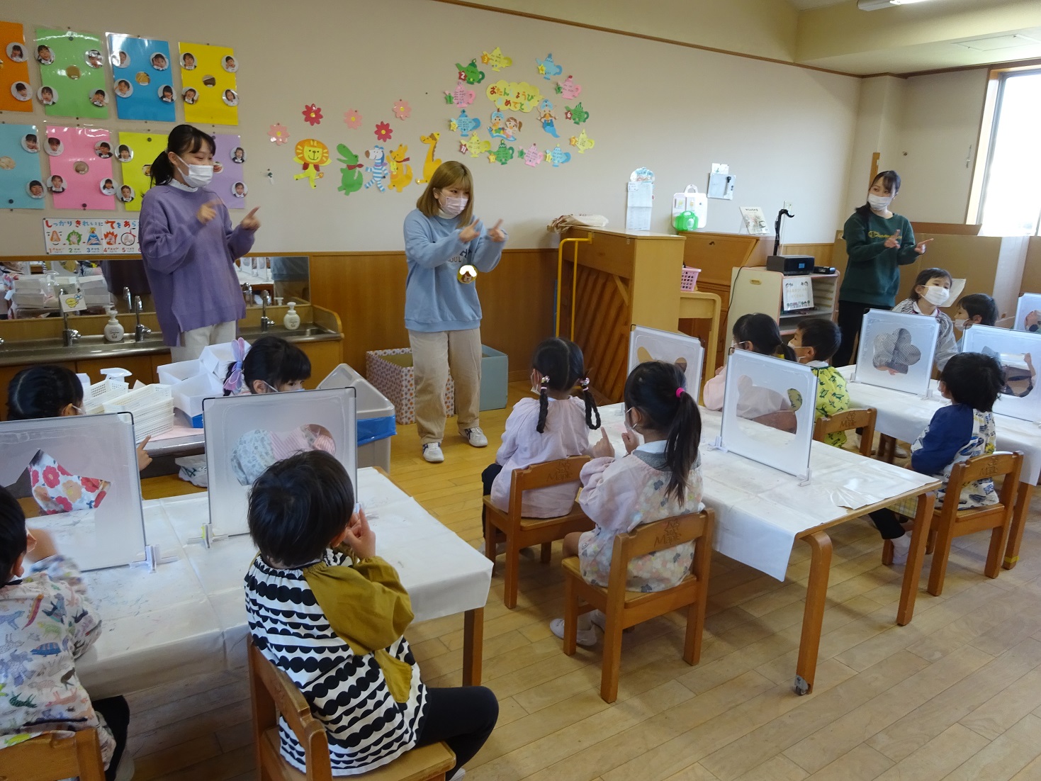 大学のお姉さん達と製作をしたよ♪（年中）