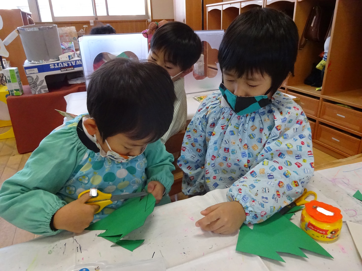 大学のお姉さん達と製作をしたよ♪（年中）:画像２