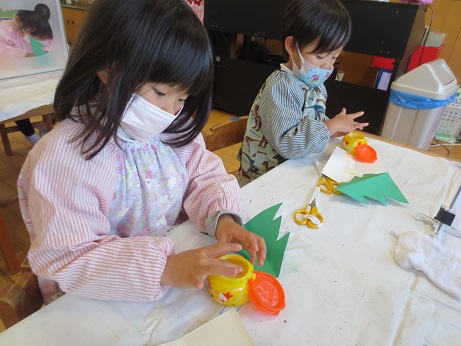 大学のお姉さん達と製作をしたよ♪（年中）:画像３