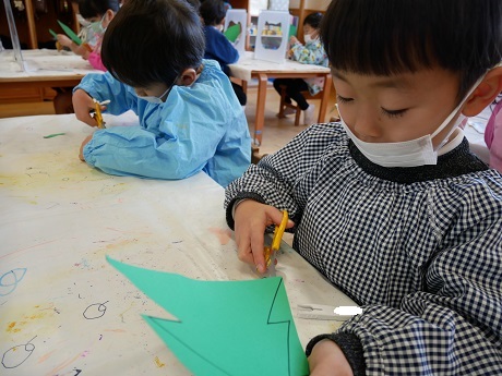 大学のお姉さん達と製作をしたよ♪（年中）:画像５