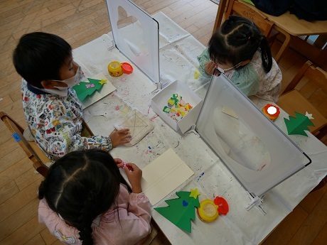 大学のお姉さん達と製作をしたよ♪（年中）:画像６