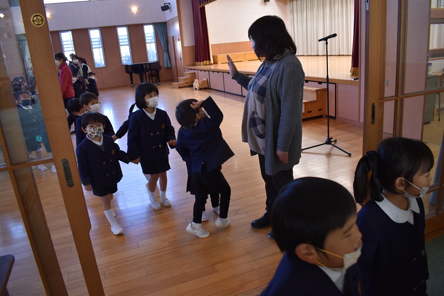 二学期の終業式が行われました（もも組・年少・年中）:画像５