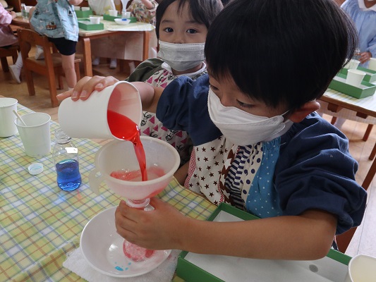 不思議な色水を作ったよ♡～つばき組～