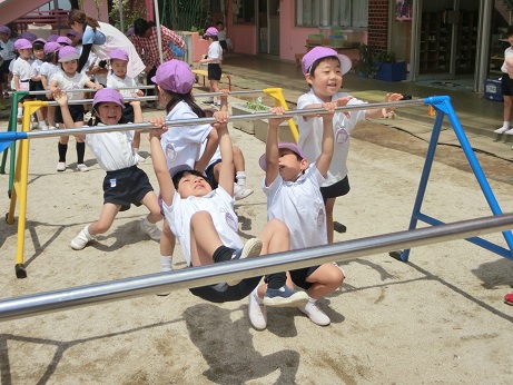 新しい鉄棒が来ました♪