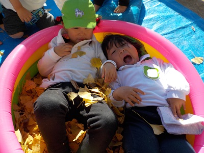 落ち葉温泉気持ちいいね♪(満3歳児ことり組):画像1