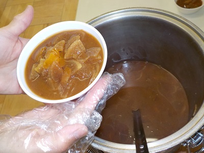 大根と人参を収穫したよ！　大根と人参の味噌汁美味しいね☆　　　（年中）