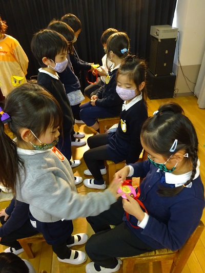 年長さんにプレゼントを渡したよ♪(年中):画像1