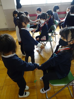 年長さんにプレゼントを渡したよ♪(年中):画像2