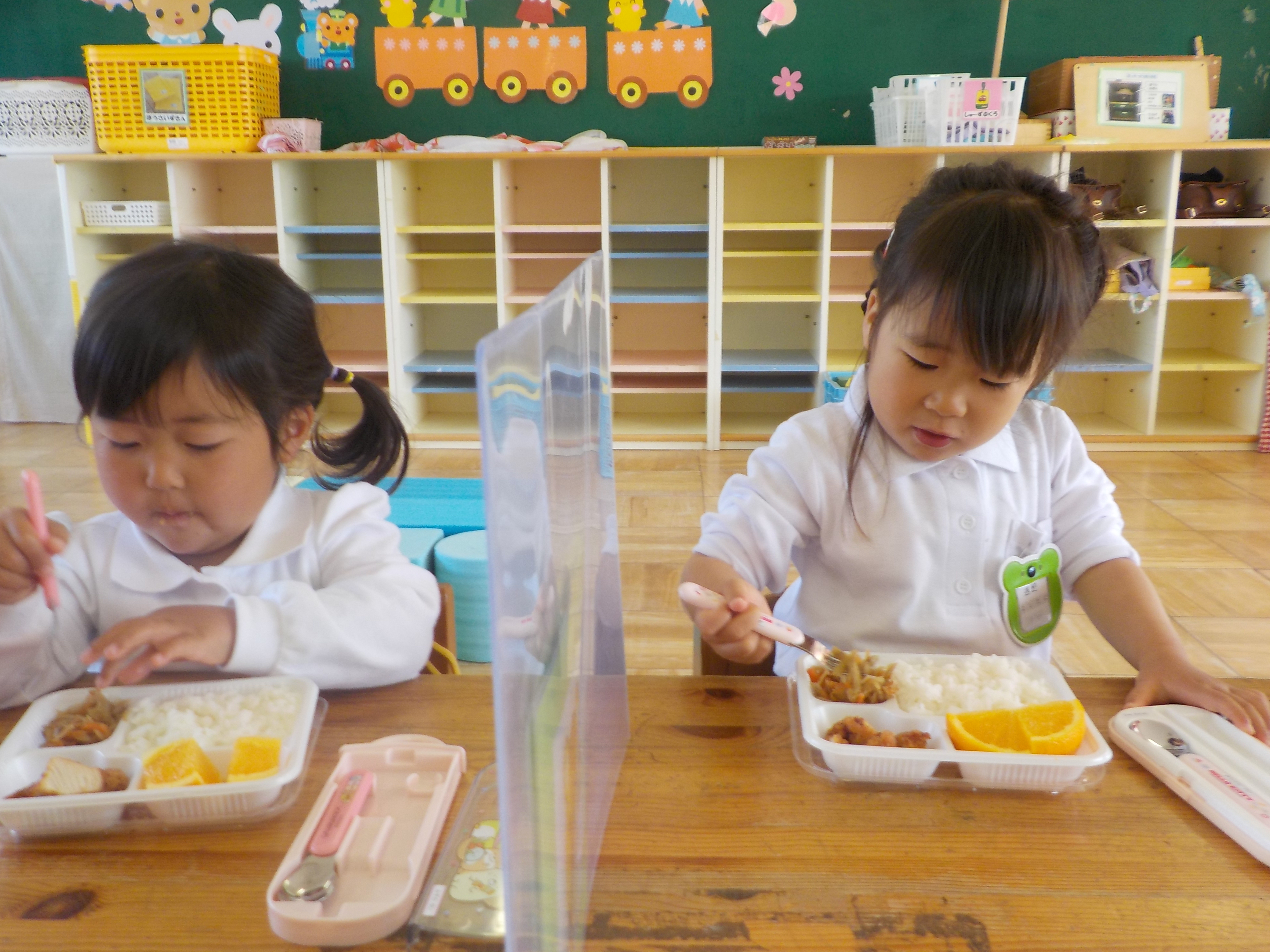 幼稚園で初めて給食を食べたよ♪（満3歳ことり組）:画像１