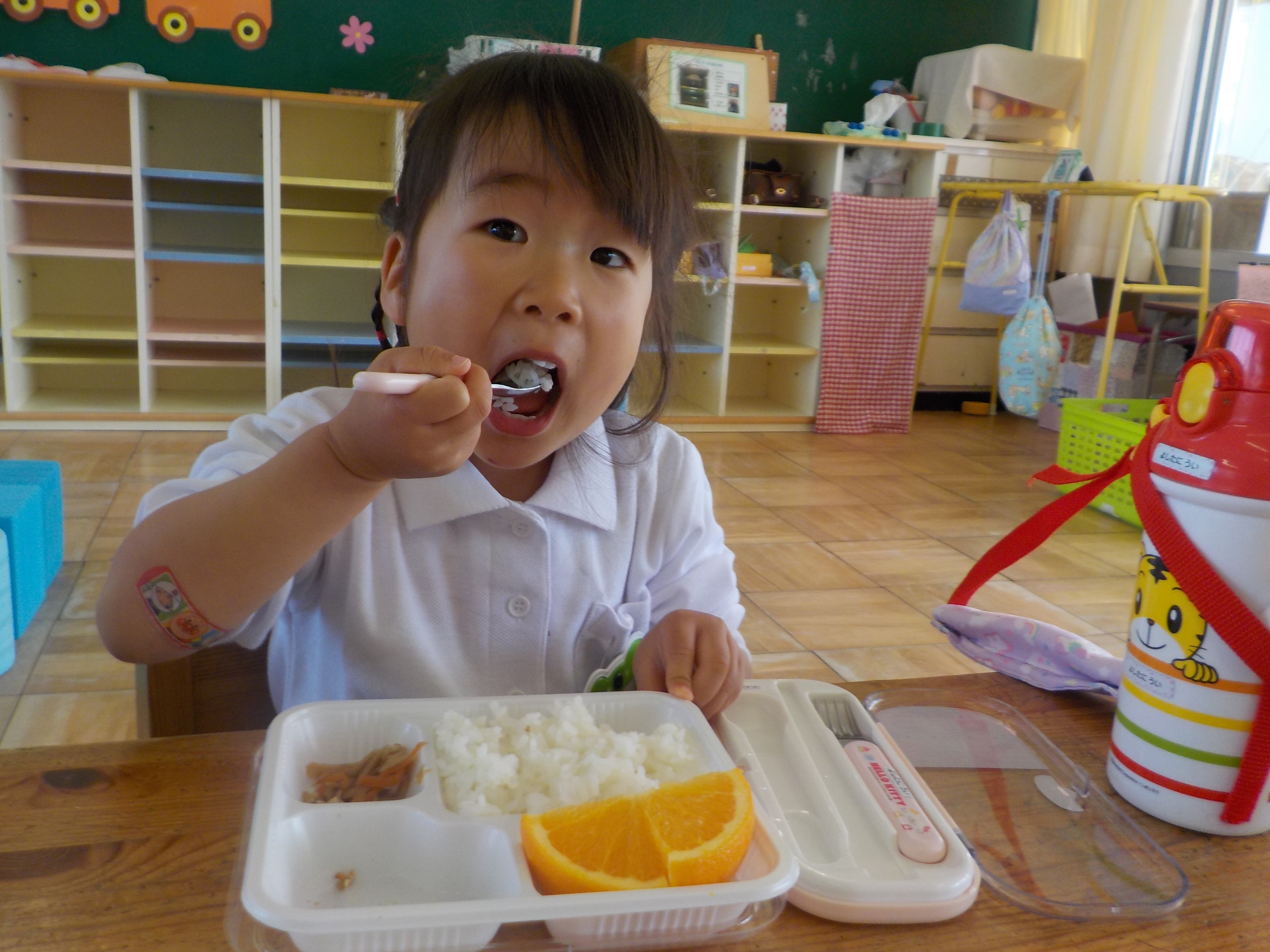 幼稚園で初めて給食を食べたよ♪（満3歳ことり組）:画像２