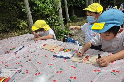 お泊まり保育★２日目～板はがき作り～