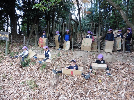 ★年長★　落ち葉すべりをしたよ