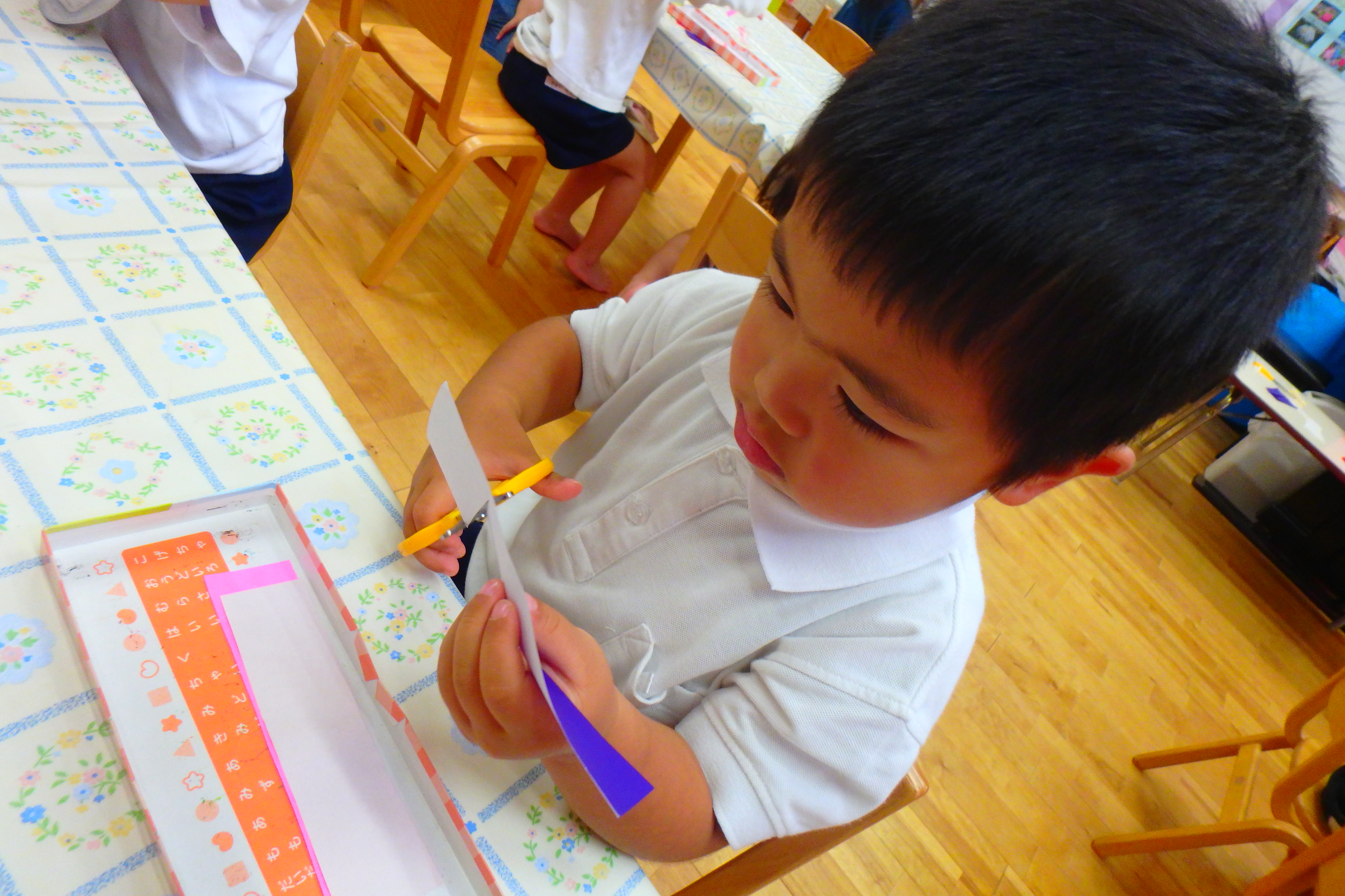 ハサミを使って・・♪年少:画像４