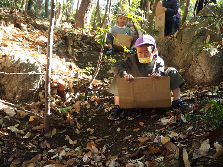 ★年長★　落ち葉滑りをしたよ！:画像３