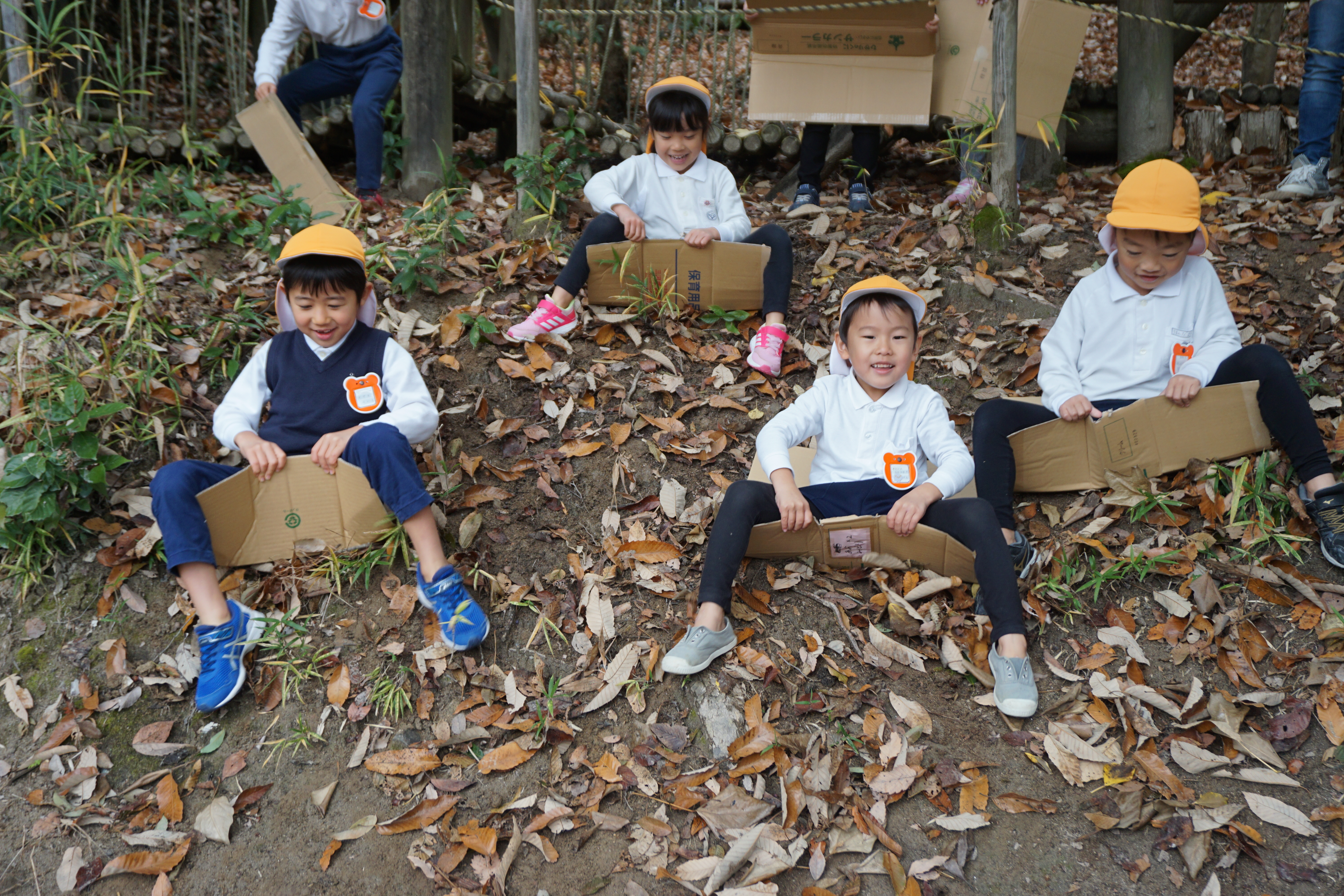 ★年長★落ち葉滑り・縄跳び