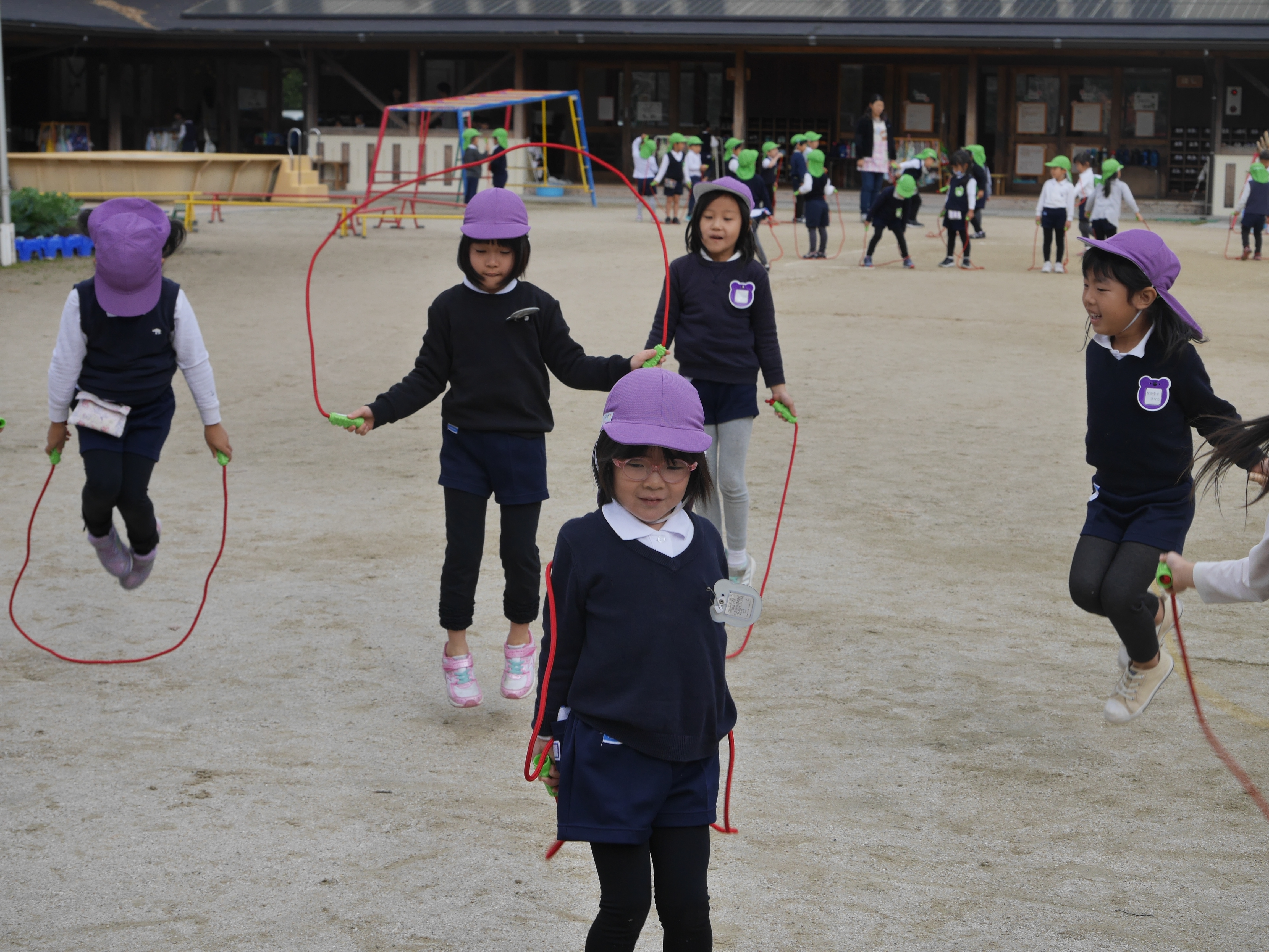 ★年長★落ち葉滑り・縄跳び:画像４