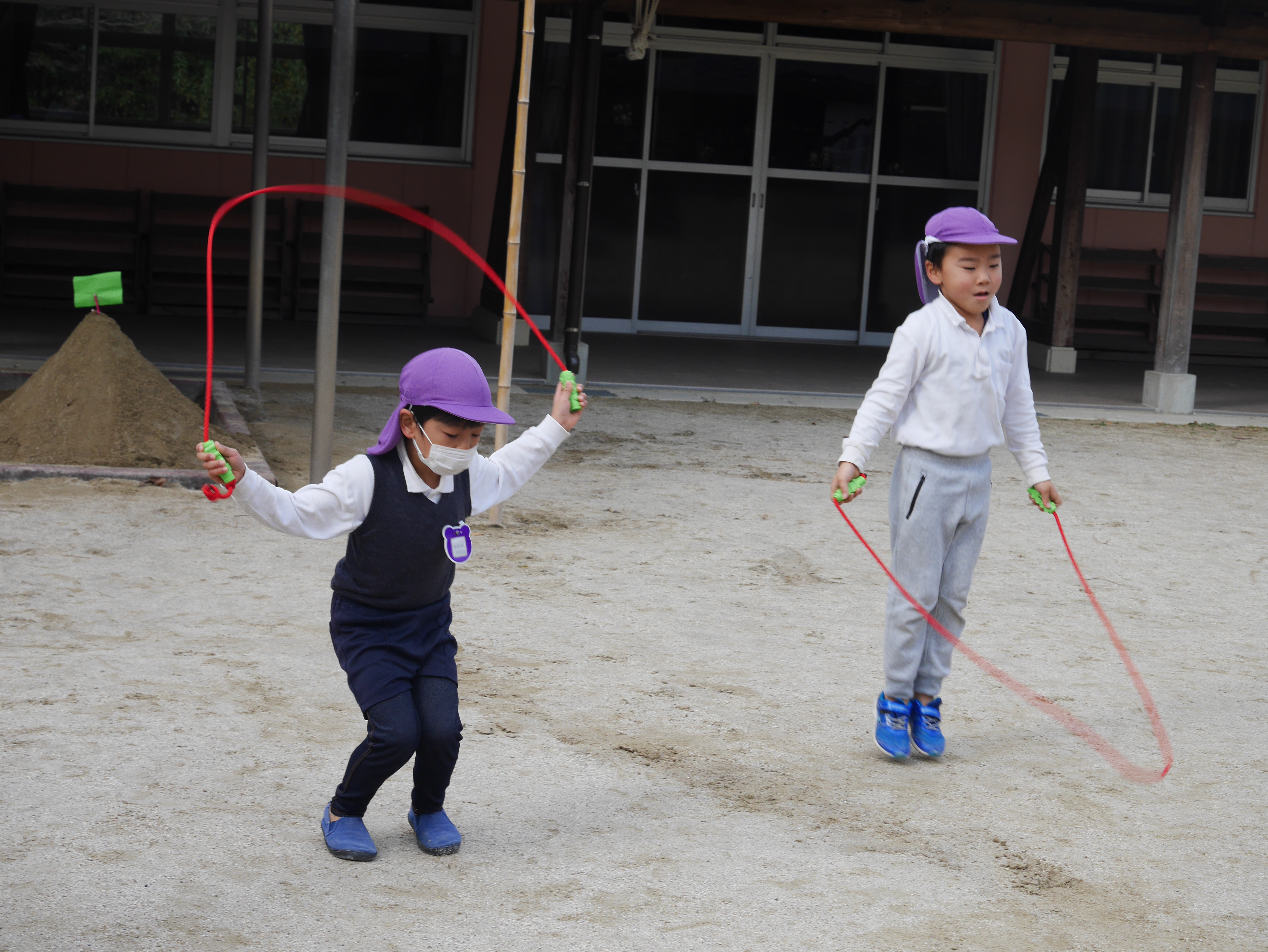 ★年長★落ち葉滑り・縄跳び:画像５