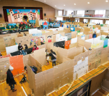 広々とした体育館の全面を使用して、仕掛け満載の巨大迷路が繰り広げられます。