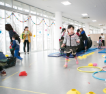 子どもたちが全身を使って遊べる、学生たちの手作りのゲーム。